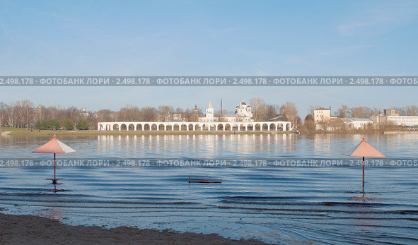 Вид на Ярославо дворище с затопленного городского пляжа. Великий Новгород (2011 год). Стоковое фото, фотограф Виктор Карасев / Фотобанк Лори