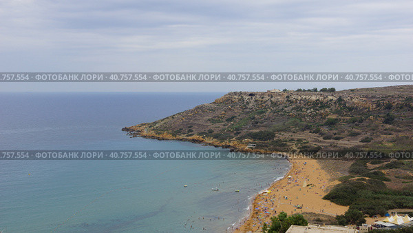 Вид на залив и пляж Рамла. Надер. Средиземное море. Остров Гозо. Мальта. (View on Ramla Bay and Ramla Beach. In-Nadur. Mediterranean sea. Gozo island. Malta.) (2018 год). Стоковое фото, фотограф Igor Bakirov / Фотобанк Лори