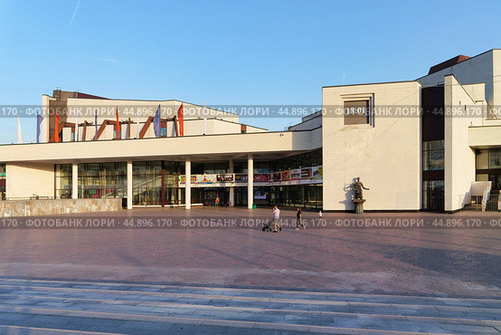 Вид на здание Культурного центра (Дворец культуры) "Зеленоград". Гуляющая семья с ребенком. Редакционное фото, фотограф Сергей Никифоров-Гордеев / Фотобанк Лори