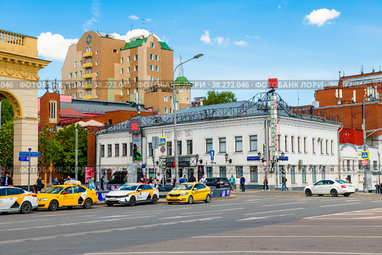 Вид на здание Театра на Таганке. Солнечный весенний день. Москва. Россия (2022 год). Редакционное фото, фотограф E. O. / Фотобанк Лори