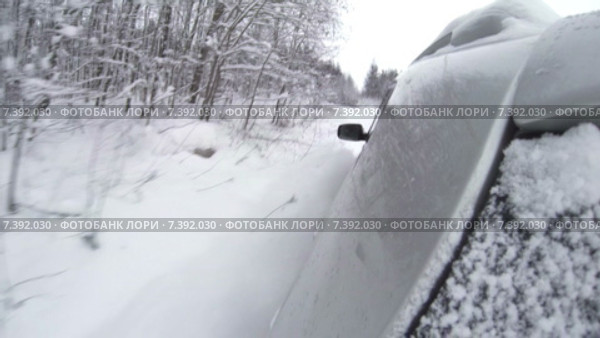 Вид с камеры установленной сзади на автомобиле, движение по зимней лесной дороге, таймлапс, 4к. Стоковое видео, видеограф Кекяляйнен Андрей / Фотобанк Лори