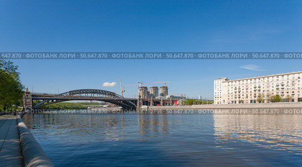 Вид с набережной Москвы реки в Нескучном саду на Новоандреевский мост. Стоковое фото, фотограф Владимир Чинин / Фотобанк Лори