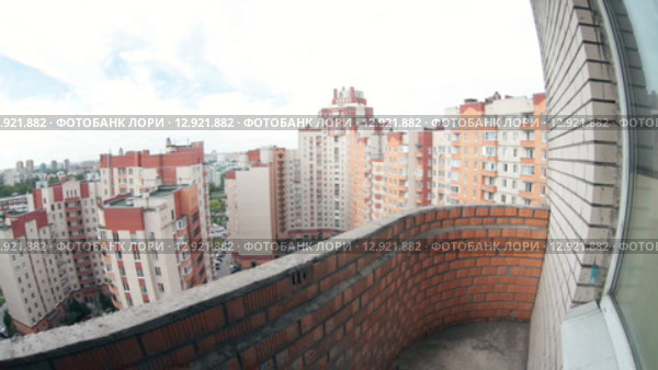 Вид с открытого балкона кирпично монолитного дома на высоком этаже. Стоковое видео, видеограф Кекяляйнен Андрей / Фотобанк Лори