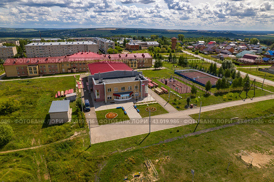 Вид с высоты на физкультурно-оздоровительный комплекс в Нолинске (аэросъемка 2023 года) Стоковое фото, фотограф Владислав Самошкин / Фотобанк Лори