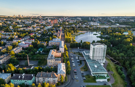 Вид с высоты на город Петрозаводск. Река Лососинка. Летний вечер. Редакционное фото, фотограф Сергей Цепек / Фотобанк Лори
