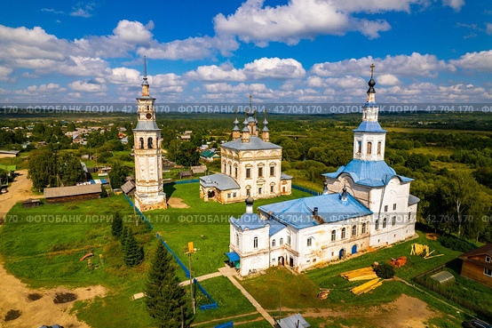 Вид с высоты на комплекс церквей и колокольню в Лальске (аэросъемка 2023 года) Стоковое фото, фотограф Владислав Самошкин / Фотобанк Лори