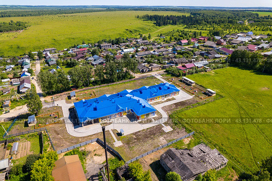 Вид с высоты на новый детский сад в Советске (аэросъемка 2023 года) Стоковое фото, фотограф Владислав Самошкин / Фотобанк Лори