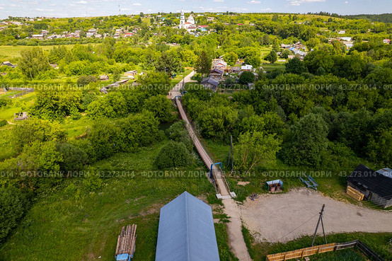 Вид с высоты на подвесной пешеходный мост в Суне (аэросъемка 2023 года) Стоковое фото, фотограф Владислав Самошкин / Фотобанк Лори
