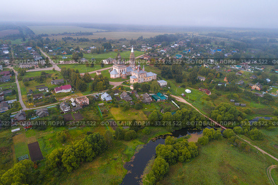 Вид с высоты на  село Парское со старинным храмовым комплексом сентябрьским утром. Ивановская область, Россия (2019 год). Стоковое фото, фотограф Виктор Карасев / Фотобанк Лори