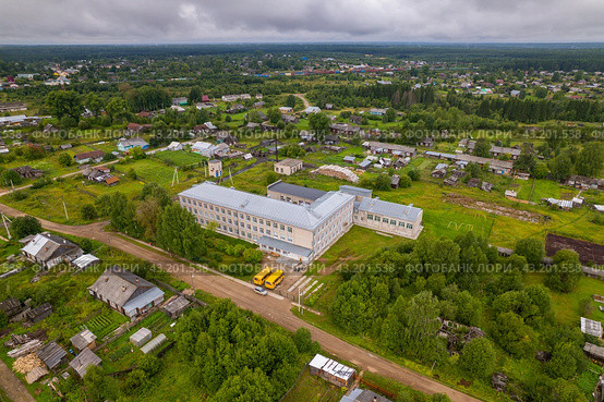 Вид с высоты на школу в Пинюге (аэросъемка 2023 года) Стоковое фото, фотограф Владислав Самошкин / Фотобанк Лори