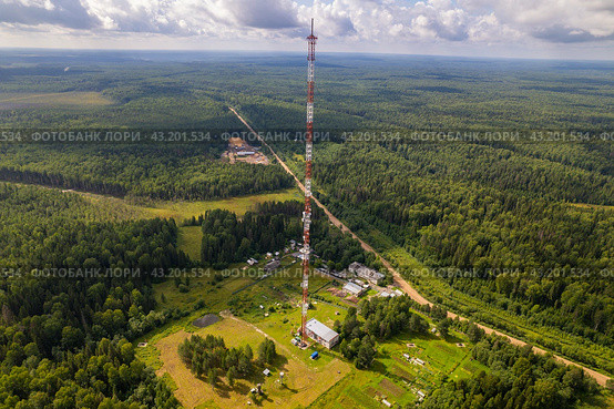 Вид с высоты на телерадиомачту в Пинюге (аэросъемка 2023 года) Стоковое фото, фотограф Владислав Самошкин / Фотобанк Лори