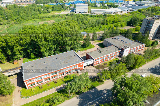Вид с высоты на Вятский электромашиностроительный техникум в городе Кирове (аэросъемка 2023 года) Редакционное фото, фотограф Владислав Самошкин / Фотобанк Лори