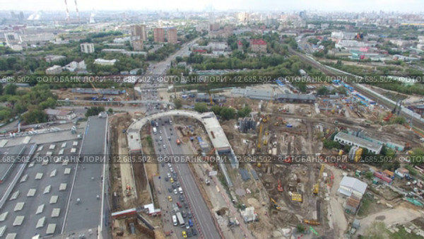 Вид с высоты птичьего полета на реконструкцию Рязанского проспекта, разворотная эстакада у ТЦ Город (2015 год). Редакционное видео, видеограф Алексей А. Егоров / Фотобанк Лори
