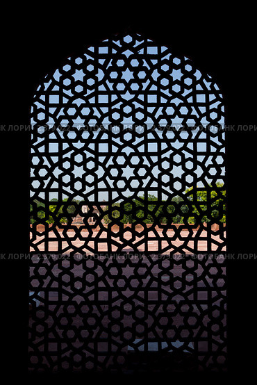 Вид сквозь резную каменную решётку окна в башне Хумаюн (Humayun's Tomb), Дели, Индия. Стоковое фото, фотограф Дмитрий Рухленко / Фотобанк Лори