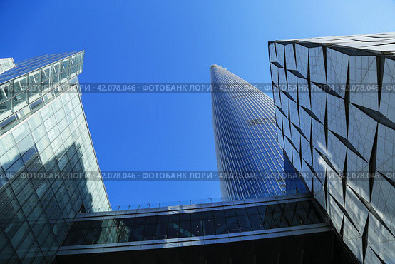 Вид снизу на здание небоскреба Lotte World Tower в Сеуле (2018 год). Стоковое фото, фотограф Римма Тельнова / Фотобанк Лори
