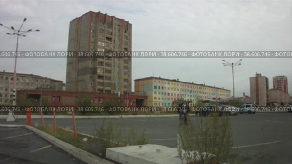 Вид со стороны автовокзала Нансена 69 на Норильский небоскреб в 12 этажей (2019 год). Редакционное видео, видеограф Михеев Алексей / Фотобанк Лори