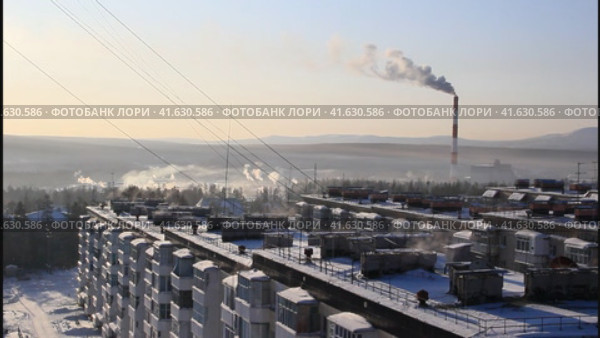 Вид сверху на город Нерюнгри зимним утром. Республика Саха-Якутия (2020 год). Стоковое видео, видеограф Олег Хархан / Фотобанк Лори