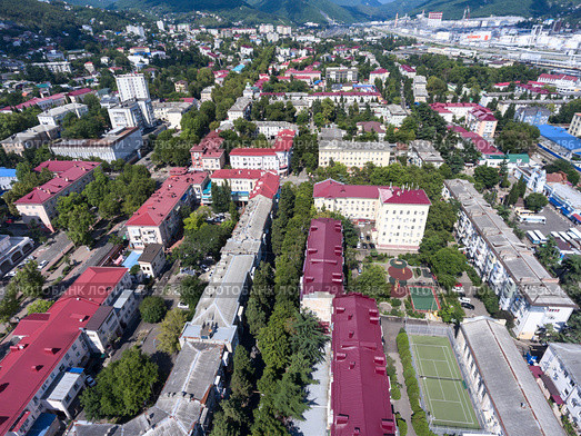Вид сверху на город Туапсе, центральная часть. Краснодарский край, Россия (2018 год). Редакционное фото, фотограф Кекяляйнен Андрей / Фотобанк Лори