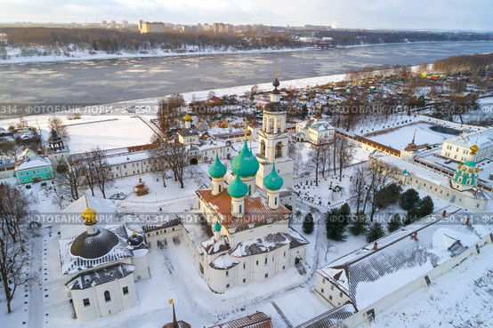 Вид сверху на  храмы Толгского женского монастыря январским днем (аэросъемка). Ярославль, Золотое кольцо России (2020 год). Стоковое фото, фотограф Виктор Карасев / Фотобанк Лори
