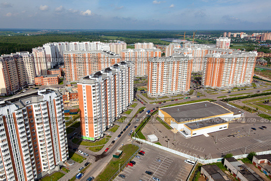Вид сверху на микрорайон Катюшки и дворец спорта в городском округе Лобня, Московская область (2012 год). Стоковое фото, фотограф Николай Винокуров / Фотобанк Лори