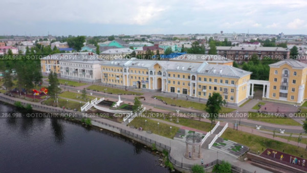 Вид сверху на обновленную набережную на реку Турья в городе Краснотурьинск. Свердловская область. Россия (2020 год). Стоковое видео, видеограф Евгений Ткачёв / Фотобанк Лори