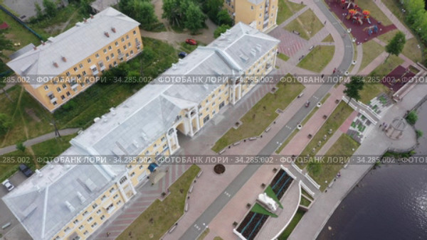 Вид сверху на обновленную набережную на реку Турья в городе Краснотурьинск. Свердловская область. Россия (2020 год). Стоковое видео, видеограф Евгений Ткачёв / Фотобанк Лори