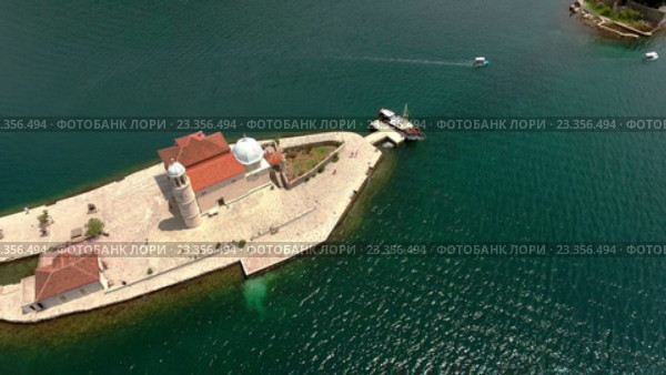 Вид сверху на остров Госпа-од-Шкрпьела и туристические корабли в Адриатическом море. Черногория (2016 год). Стоковое видео, видеограф Кекяляйнен Андрей / Фотобанк Лори
