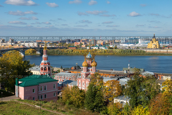 Вид сверху на Рождественскую (Строгоновскую) церковь собора Пресвятой Богородицы, украшенную резьбой по камню. Церковь возводилась на средства купца Г. Строганова, была домовой церковью в городской усадьбе. Нижний Новгород, Россия (2019 год). Стоковое фото, фотограф Pukhov K / Фотобанк Лори