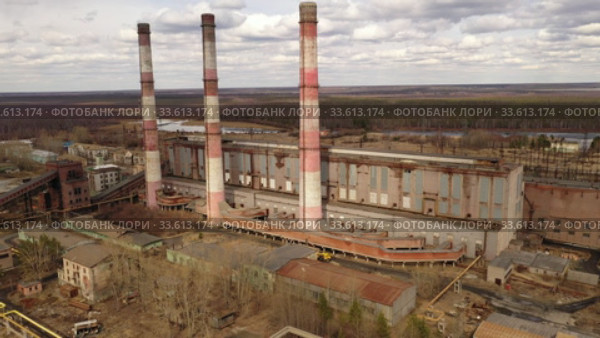Вид сверху на старый энергоблок и трубы Серовской ГРЭС. Город Серов. Свердловская область. Россия. Стоковое видео, видеограф Евгений Ткачёв / Фотобанк Лори