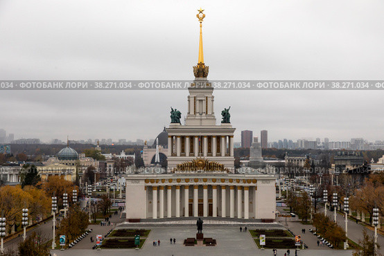 Вид сверху на здание Павильона №1 "Центральный" (Дом народов СССР) на ВДНХ в городе Москве, Россия (2022 год). Редакционное фото, фотограф Николай Винокуров / Фотобанк Лори