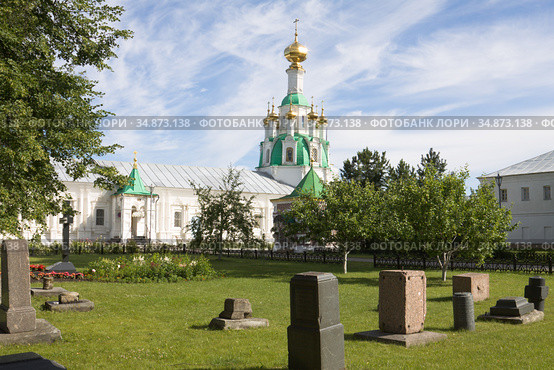 Вид в Толгском монастыре со Спасским храмом. Город Ярославль (2014 год). Стоковое фото, фотограф Солодовникова Елена / Фотобанк Лори