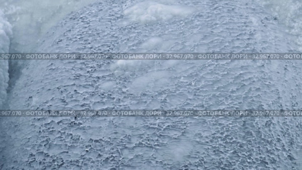 Video of openwork ice over frozen waterfall on Altai river Pescherka in winter. Стоковое видео, видеограф Сергей Пристяжнюк (Serg Zastavkin) / Фотобанк Лори