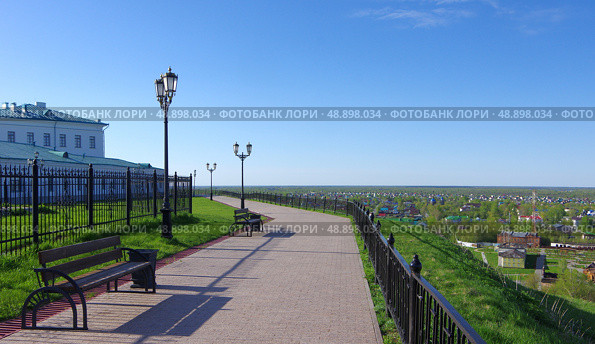 Видовая пешеходная дорожка вокруг Тобольского кремля, с которой открываются красивые виды на Нижний посад и реку Иртыш, Тюменская область. Редакционное фото, фотограф Алексей Иванов / Фотобанк Лори