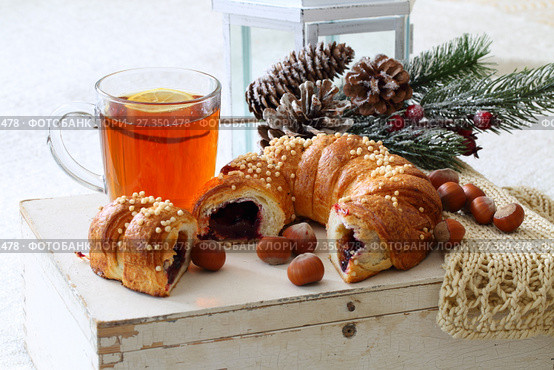 Viennese pie filled with apples and currants and a cup of tea on the table. Стоковое фото, фотограф Марина Володько / Фотобанк Лори