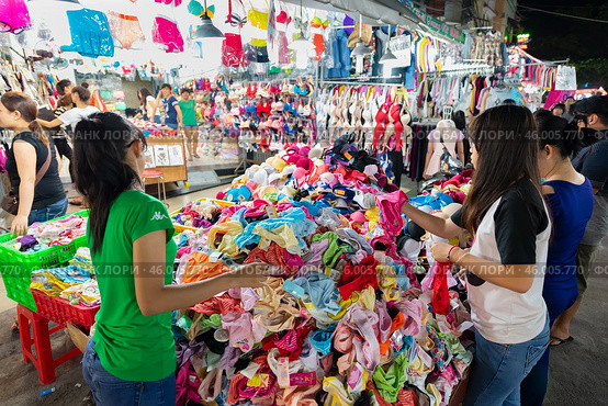 Vietnamese girls buy underwear at market (2014 год). Редакционное фото, фотограф Александр Подшивалов / Фотобанк Лори