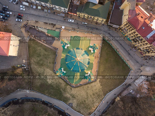 view from above of the ancient street Andrew’s Descent and the St. Andrew’s Church in Kiev city, Ukraine. Drone photo. view from above of cathedral of St. Andrey Andreeivskaya church in Kyiv city, Ukraine. Стоковое фото, агентство Ingram Publishing / Фотобанк Лори