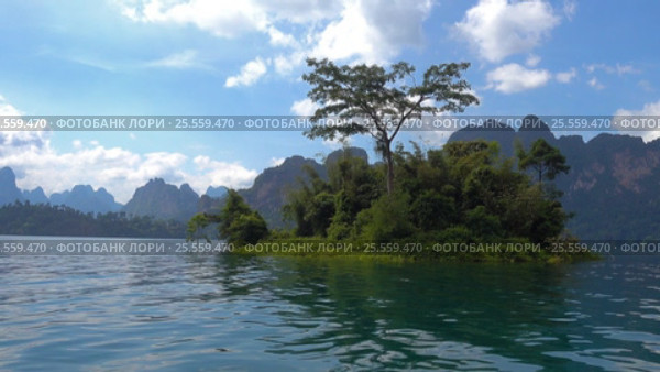 View from boat on island on Cheow Lan lake (2017 год). Стоковое видео, видеограф Михаил Коханчиков / Фотобанк Лори
