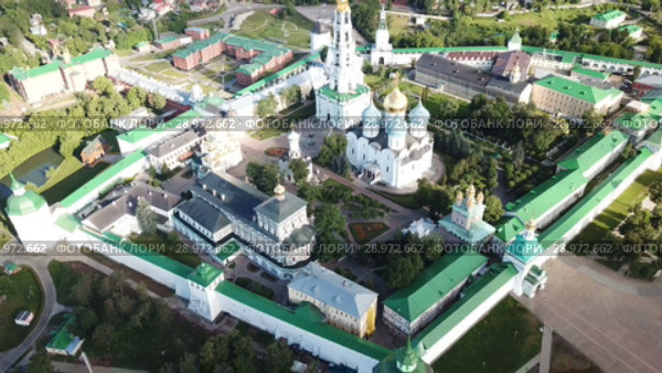 View from drones of churches in Trinity Lavra of St. Sergius Monastery, Sergiyev Posad (2018 год). Стоковое видео, видеограф Яков Филимонов / Фотобанк Лори