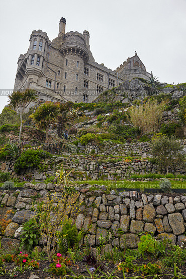 View from Garden Terraces to the castle. St Michael's Mount. Cornwall. England. United Kingdom (2009 год). Стоковое фото, фотограф Сергей Пристяжнюк (Serg Zastavkin) / Фотобанк Лори