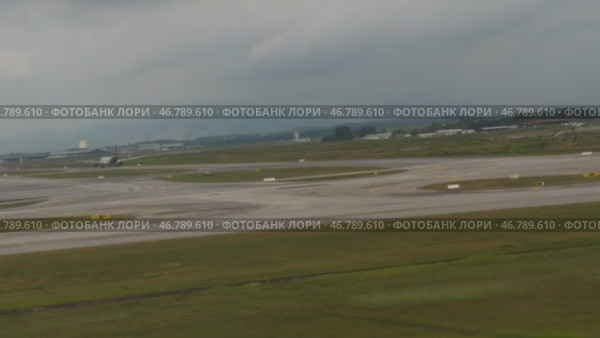 View from porthole during take off. Редакционное видео, видеограф Игорь Жоров / Фотобанк Лори