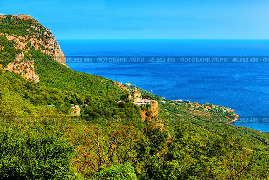 View from the Baidar Gate to the Ascension Temple and the city of Foros in Crimea (2021 год). Стоковое фото, фотограф Владимир Ушаров / Фотобанк Лори
