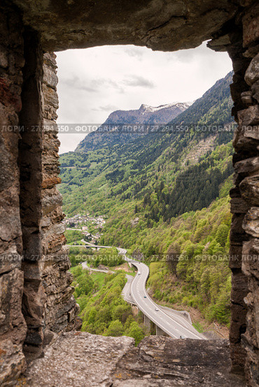 View from the castle of Mesocco on the highway and the town of Soazza in the valley of the river Moesa, Switzerland (2013 год). Стоковое фото, фотограф Юлия Бабкина / Фотобанк Лори
