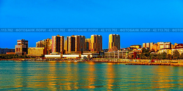 View from the sea to the embankment of Admiral Serebryakov and the Central District of Novorossiysk (2022 год). Редакционное фото, фотограф Владимир Ушаров / Фотобанк Лори