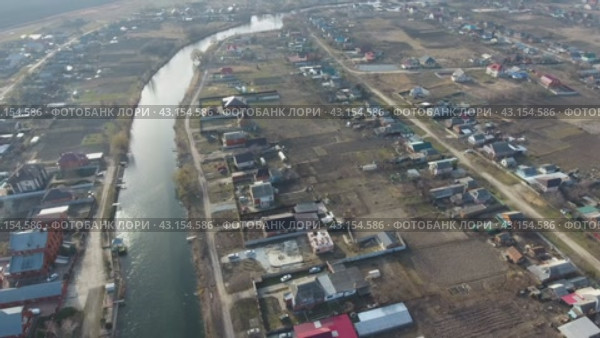 View from the top of the village. Streets without asphalt and single-storey houses. The Kuban village. Стоковое видео, видеограф Леонид Еремейчук / Фотобанк Лори