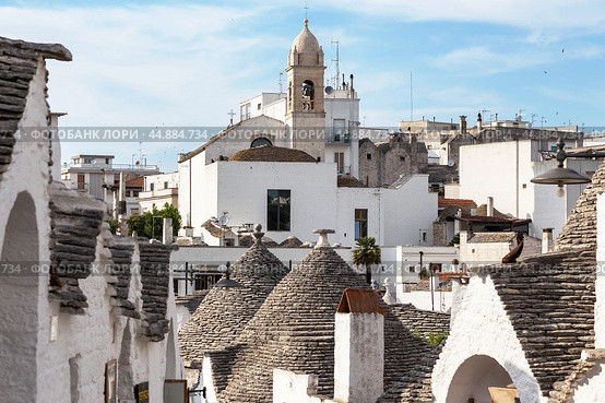 View of Alberobello, the city of Trulli, Puglia, Italy (2019 год). Стоковое фото, фотограф Лариса Гордеева / Фотобанк Лори