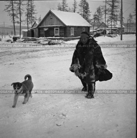 View of Bilibino township in winter, a man with a dog. Редакционное фото, фотограф Варфоломей Тетерин / Фотобанк Лори