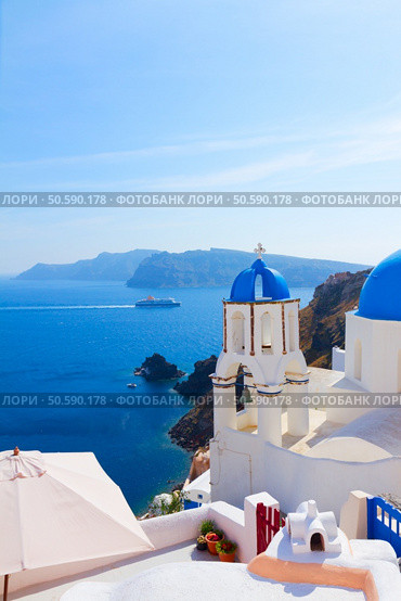 view of caldera with stairs and church, Santorini. Стоковое фото, агентство Ingram Publishing / Фотобанк Лори