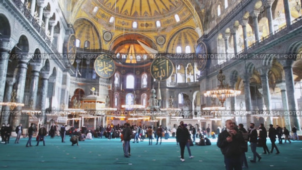View of central nave and main dome decorated with ancient frescoes and mosaics in Ayasofya Mosque (2020 год). Редакционное видео, видеограф Яков Филимонов / Фотобанк Лори