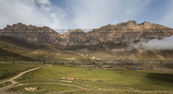 View of Cherek gorge in the Caucasus mountains. Стоковое фото, фотограф Юлия Белоусова / Фотобанк Лори