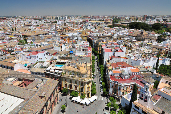 View of Commercial District from the top of La Giralda at Sevilla´s Cathedral looking toward Guadalquivir River. Стоковое фото, агентство BE&W Photo / Фотобанк Лори
